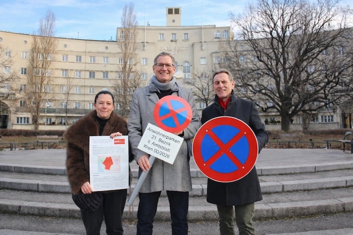 Floridsdorf SPÖ-Bezirksvorsteher Georg Papai (Mi.) lässt in seinem Bezirk jetzt Anrainerparken ...