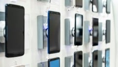 Die Kids sollen mehrere teure Handys und Bargeld gestohlen haben (Symbolbild). 