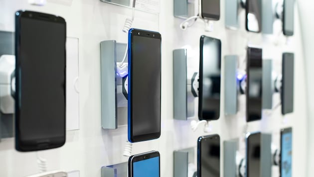 Die Kids sollen mehrere teure Handys und Bargeld gestohlen haben (Symbolbild).