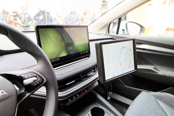 Mit modernster Kameratechnik werden die parkenden Autos in den Straßen gescannt und ...