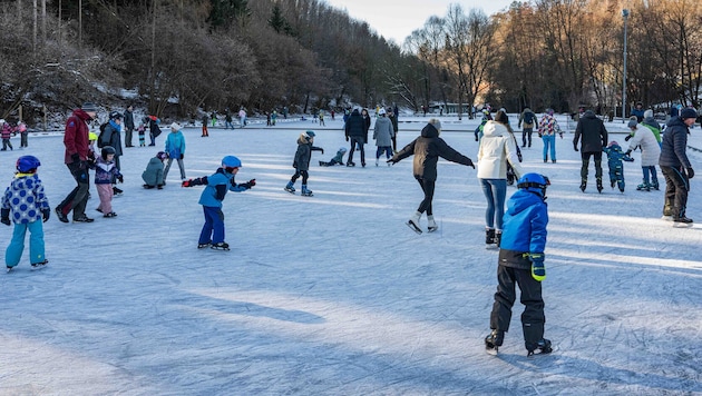 Die Plusgrade setzen auch den Eislaufplätzen zu. Wichtig: Nur freigegebene Flächen benutzen!