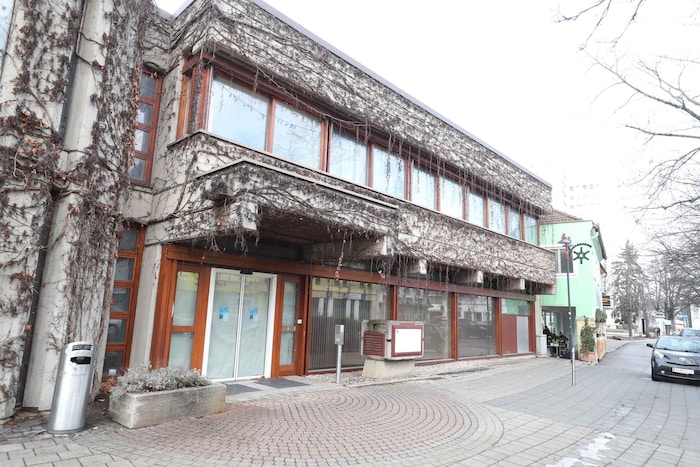 Auch die alte Bank Austria ist unbenutzt. Wegen Denkmalschutz darf nicht umgebaut werden.