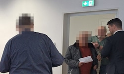 Zahlreiche Geschädigte kamen zum Prozess gegen den bereits im August 2024 verurteilten Betrüger, ...