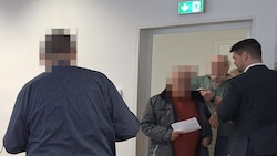 Zahlreiche Geschädigte kamen zum Prozess gegen den bereits im August 2024 verurteilten Betrüger, ...