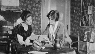 Komponistin Henriëtte Bosmans (re.) mit Frieda Belinfante um 1929