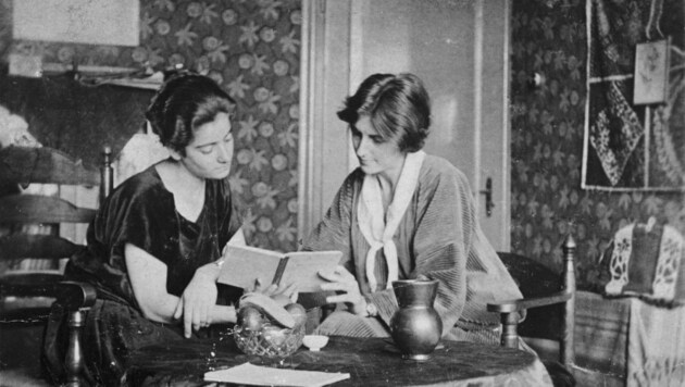 Komponistin Henriëtte Bosmans (re.) mit Frieda Belinfante um 1929