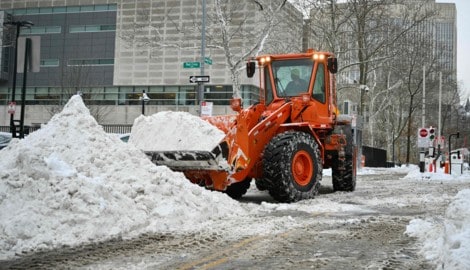 Eine Frau wurde bei einem tragischen Unfall von einem Schneeräumfahrzeug getötet.