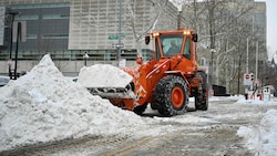 Eine Frau wurde bei einem tragischen Unfall von einem Schneeräumfahrzeug getötet.