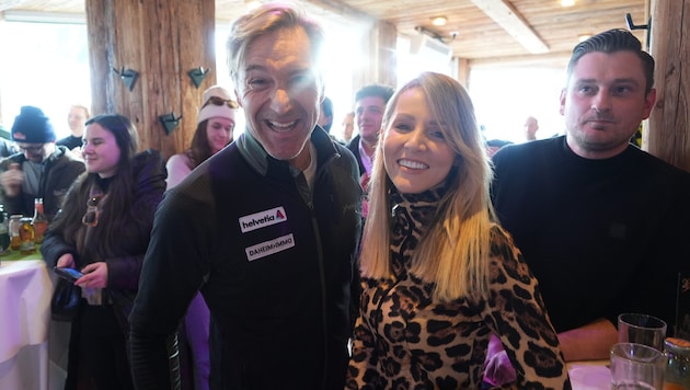 Melissa Naschenweng, hier mit Ski-Legende Hans Knauß, begeisterte mit ihrem Outfit.