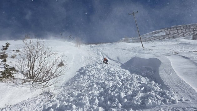 Die Helfer suchten den Snowboarder umsonst.