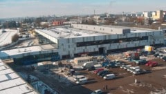 Die Halle 22 steht kurz vor der Fertigstellung, bei der Energiesparmesse wird sie eröffnet.