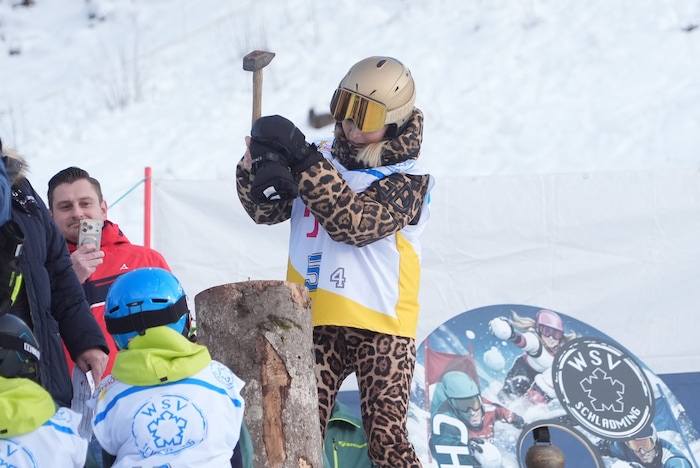 Die Promis mussten nicht nur Ski fahren – sondern auch nageln.