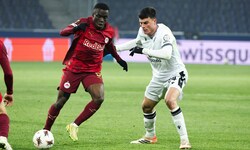 Soumaila Diabate (li.) im Duell mit Ex-Salzburger Flavius Daniliuc.