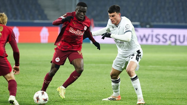 Soumaila Diabate (li.) im Duell mit Ex-Salzburger Flavius Daniliuc.