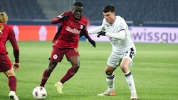 Soumaila Diabate (li.) im Duell mit Ex-Salzburger Flavius Daniliuc.