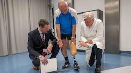 Primar Werner Lenhard (Reha-Klinik Tobelbad) mit einem Patienten und Mediziner aus der Ukraine 