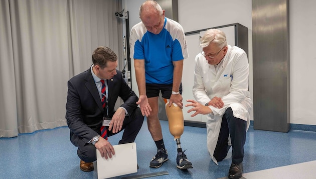 Primar Werner Lenhard (Reha-Klinik Tobelbad) mit einem Patienten und Mediziner aus der Ukraine