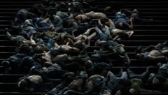 Die Verdammten stürzen über die riesige Treppe auf der Athener Opernbühne in den Tod. Immer und ...