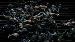 Die Verdammten stürzen über die riesige Treppe auf der Athener Opernbühne in den Tod. Immer und ...