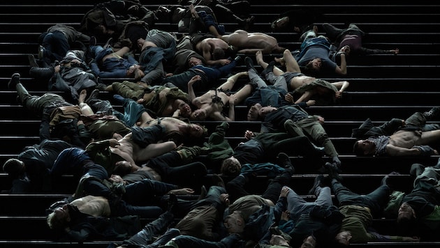 Die Verdammten stürzen über die riesige Treppe auf der Athener Opernbühne in den Tod. Immer und ...