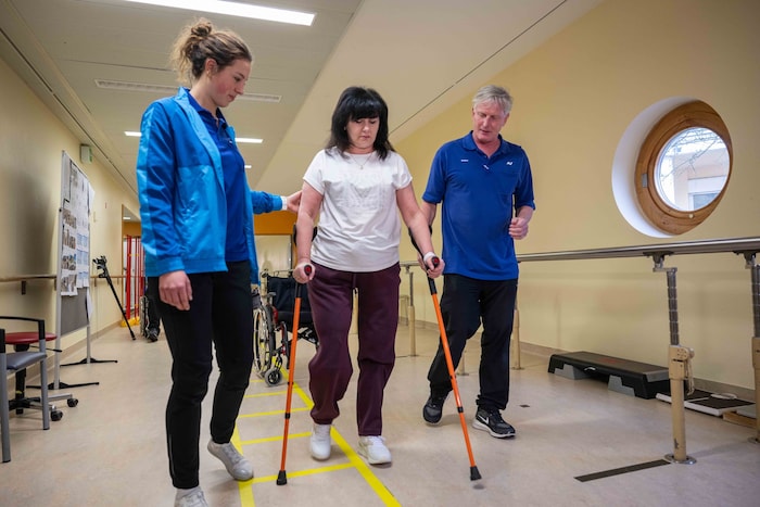 Eine Ukrainerin lernt, mit Prothese zu gehen.