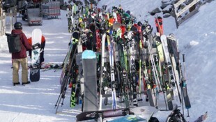 Unbekannte Diebe ließen vor einem Lokal in Westendorf drei Paar Skier samt Stöcken mitgehen. ...
