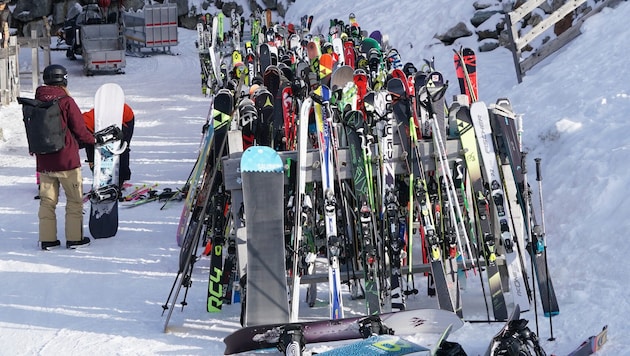 Unbekannte Diebe ließen vor einem Lokal in Westendorf drei Paar Skier samt Stöcken mitgehen. ...