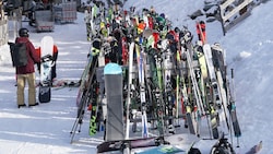 Unbekannte Diebe ließen vor einem Lokal in Westendorf drei Paar Skier samt Stöcken mitgehen. ...