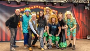 Bürgermeister Herbert Gaggl inspizierte das Männerballett der Moosburger Faschingsgilde.