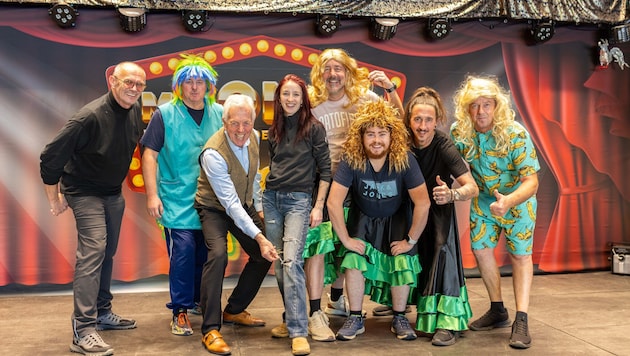 Bürgermeister Herbert Gaggl inspizierte das Männerballett der Moosburger Faschingsgilde.