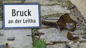 Der angeklagte 22-Jährige soll in NÖ mit zerbrochener Glasflasche angegriffen haben.