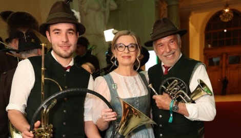 Gastgeberin und Präsidentin des Grünen Kreuzes, Christa Kummer, strahlt schon mit der Musi um ...