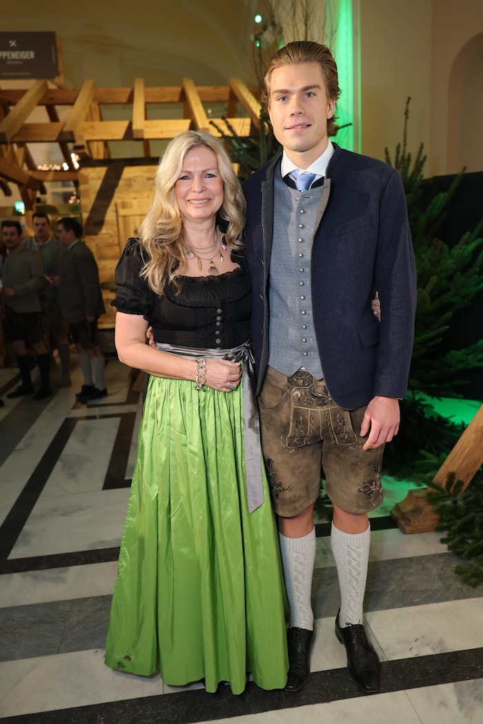 Fernsehmoderatorin und Journalistin Claudia Reiterer mit ihrem Sohn