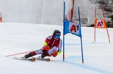 Noah Geihseder hängt seine Skier an den Nagel.