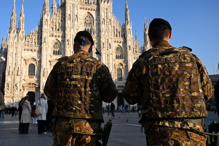 Italienische Soldaten vor dem Mailänder Dom