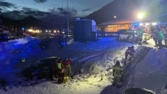 Die Feuerwehr unterstützte die Einsatzkräfte und übernahm Aufräumarbeiten.