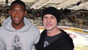 David Alaba bei einem Besuch eines Eishockey-Spiels der Vienna Capitals mit Helmut Zeiner alias ...