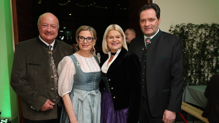 Christa Kummer begrüßte Bundeskanzler Christian Stocker, Verteidigungsministerin Klaudia Tanner ...