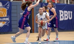 Lorena Ugljar (Mitte) liebt Basketball.