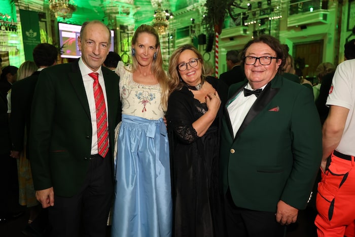 „Krone“-Herausgeber Christoph Dichand erschien mit Ehefrau Eva Dichand, ebenso Swarovski-CEO ...