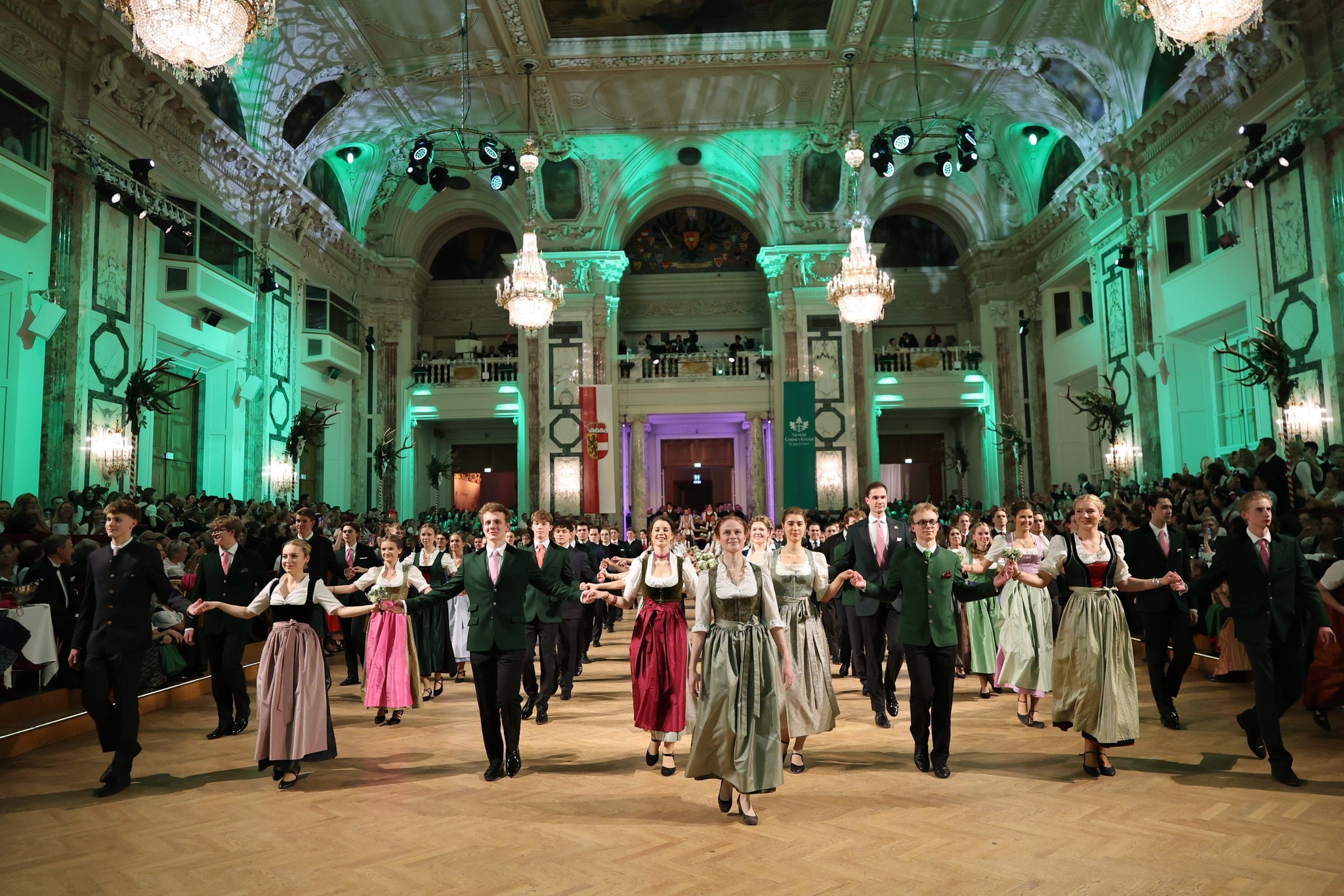 Bilder der feierlichen Eröffnung durch das Jungdamen- und Jungherren-Komitee unter der Leitung ...