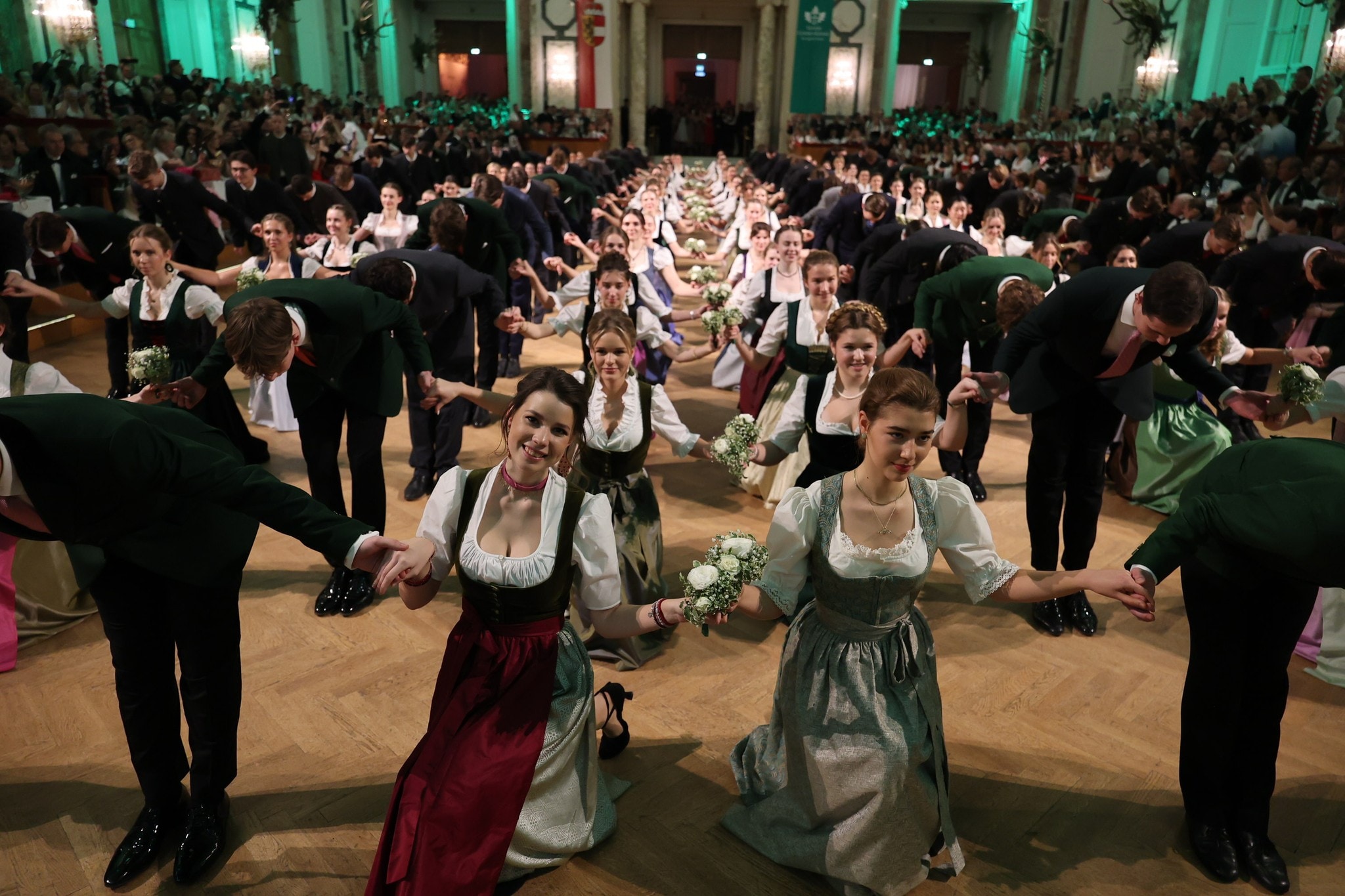 Bilder der feierlichen Eröffnung durch das Jungdamen- und Jungherren-Komitee unter der Leitung ...