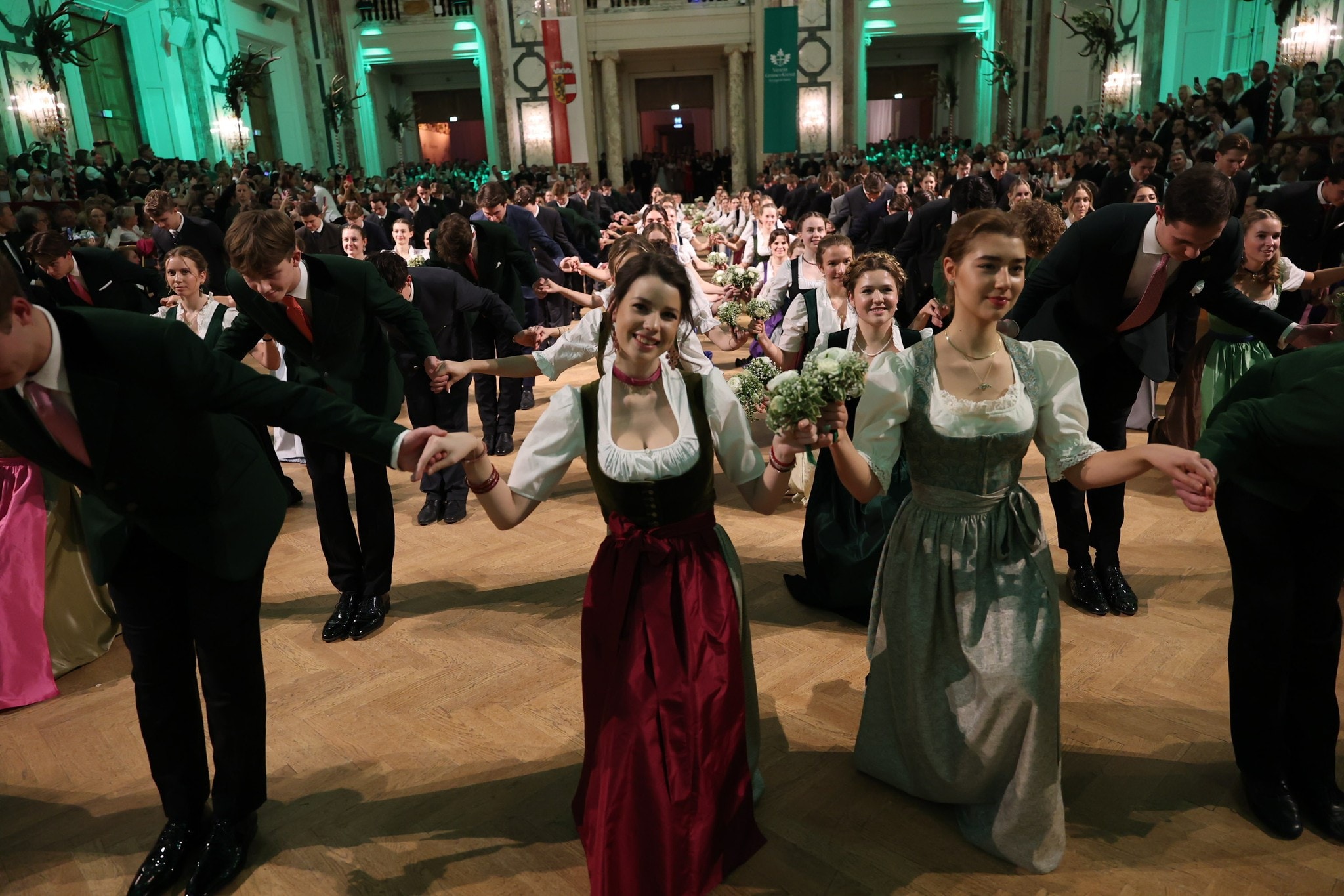 Bilder der feierlichen Eröffnung durch das Jungdamen- und Jungherren-Komitee unter der Leitung ...