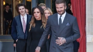 David und Victoria Beckham traten nach Brooklyns Schock-Posting in Paris als Einheit auf und ...