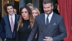 David und Victoria Beckham traten nach Brooklyns Schock-Posting in Paris als Einheit auf und ...