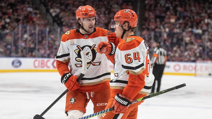 Mikael Granlund (mit der Nummer 64) traf dreimal für die Ducks, die Siegesserie seines Teams ...