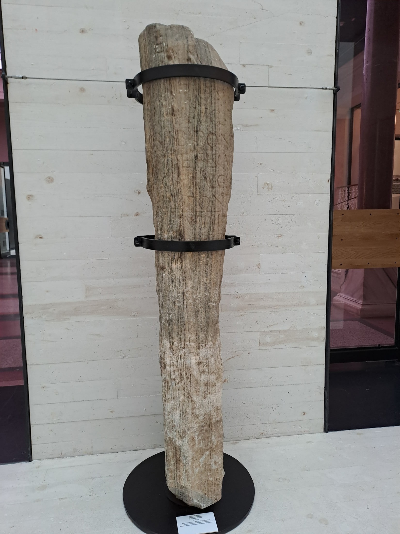 Ein römischer Grenzstein im kärnten museum.