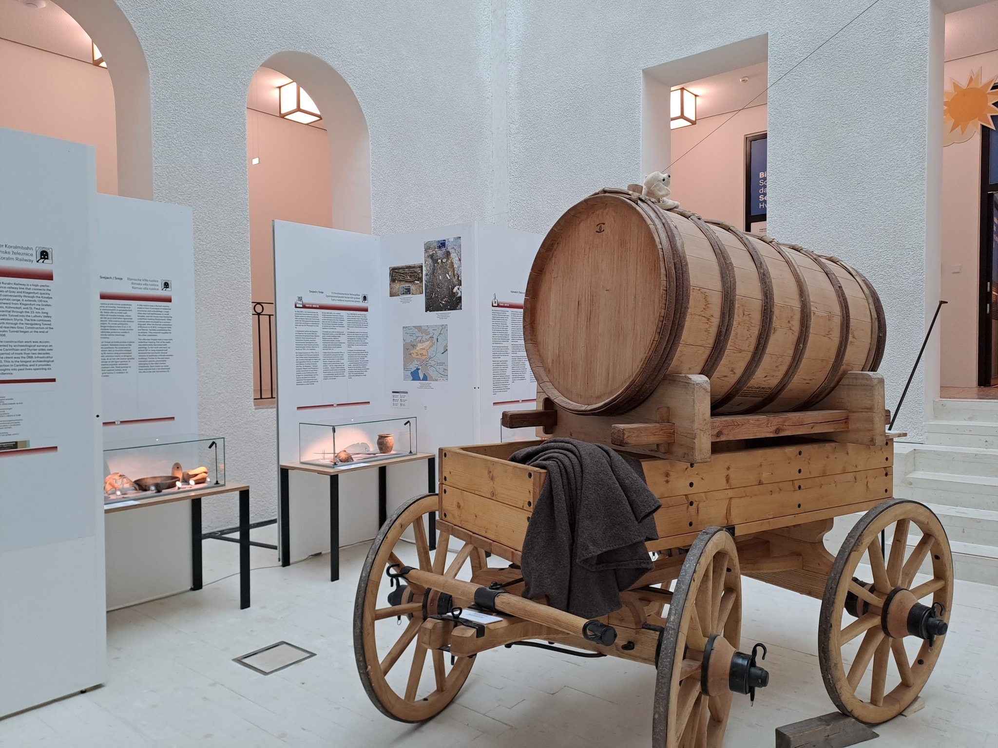 Die Rekonstruktion eines römischen Transportwagens im Rudolfinum in der Museumgasse in der ...
