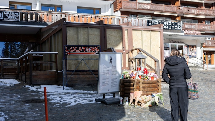 Im Keller dieser Bar spielte sich die Tragödie ab – Menschen legten davor Kerzen und Blumen für ...