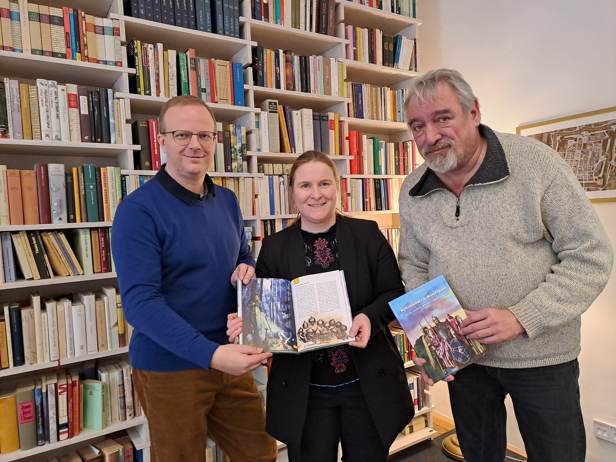 Roland Bäck, Iris Schmidt und Achim Zechner mit einer ersten Probeausgabe, der nun das große, ...